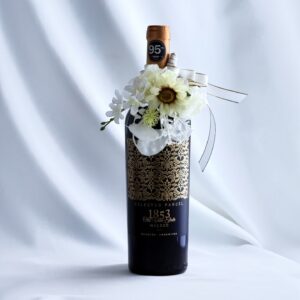 Red wine　&  白花のエレガンスBouquet（グラチャモ ①）